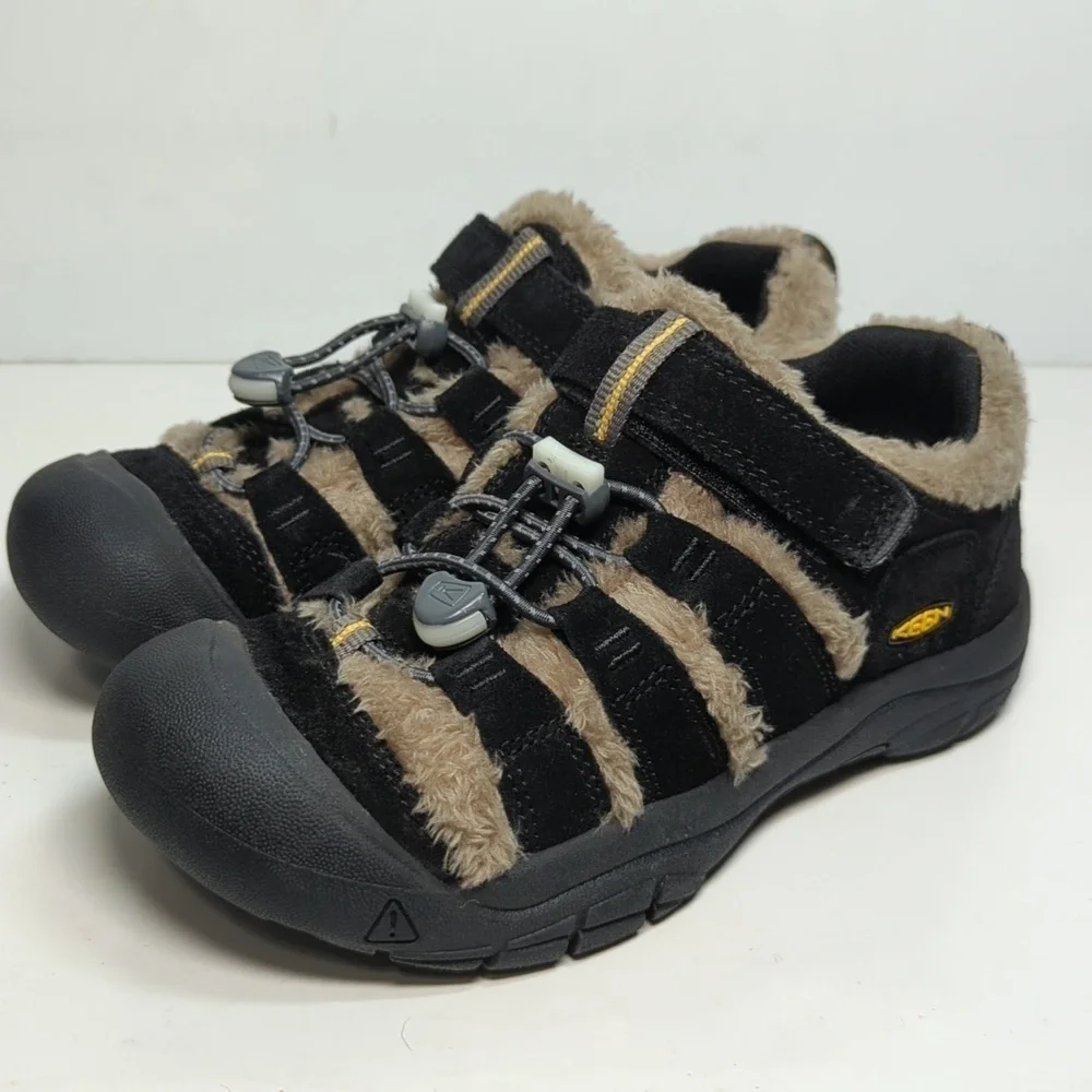 NWOT Keen big kids Newport fur TPS big fold gold shoes. Big kids size 2 EU 34